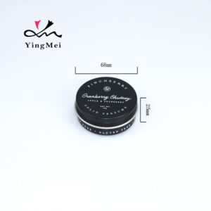 La taille de ce pot en aluminium est de 68*25 mm. Il est fabriqué en aluminium de première qualité, léger mais durable, facile à transporter en voyage. Le couvercle à vis hermétiquement fermé et l'insert intérieur en mousse éliminent tout risque de fuite ou de fonte et protègent vos produits de l'exposition à la lumière et aux températures élevées. Tous les bords sont arrondis et parfaitement formés. Idéal pour les baumes à lèvres, les déodorants en crème, les comprimés de dentifrice, les pilules, les pièces de monnaie, les herbes et bien d'autres choses encore. Les clients peuvent personnaliser tous les détails en fonction de leurs propres besoins.
