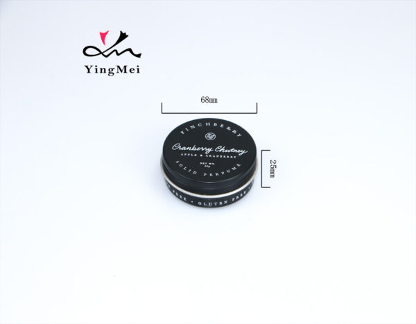 La taille de ce pot en aluminium est de 68*25 mm. Il est fabriqué en aluminium de première qualité, léger mais durable, facile à transporter en voyage. Le couvercle à vis hermétiquement fermé et l'insert intérieur en mousse éliminent tout risque de fuite ou de fonte et protègent vos produits de l'exposition à la lumière et aux températures élevées. Tous les bords sont arrondis et parfaitement formés. Idéal pour les baumes à lèvres, les déodorants en crème, les comprimés de dentifrice, les pilules, les pièces de monnaie, les herbes et bien d'autres choses encore. Les clients peuvent personnaliser tous les détails en fonction de leurs propres besoins.