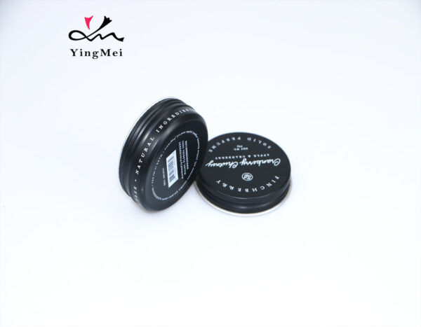 La taille de ce pot en aluminium est de 68*25 mm. Il est fabriqué en aluminium de première qualité, léger mais durable, facile à transporter en voyage. Le couvercle à vis hermétiquement fermé et l'insert intérieur en mousse éliminent tout risque de fuite ou de fonte et protègent vos produits de l'exposition à la lumière et aux températures élevées. Tous les bords sont arrondis et parfaitement formés. Idéal pour les baumes à lèvres, les déodorants en crème, les comprimés de dentifrice, les pilules, les pièces de monnaie, les herbes et bien d'autres choses encore. Les clients peuvent personnaliser tous les détails en fonction de leurs propres besoins.