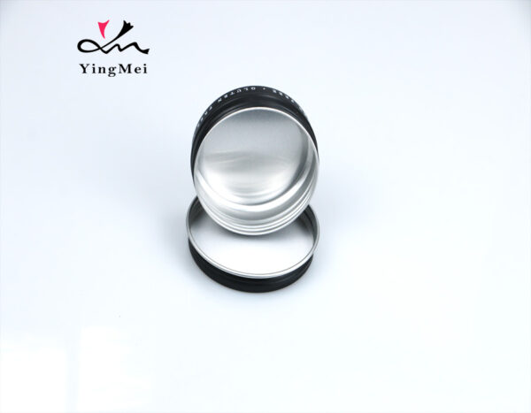 La taille de ce pot en aluminium est de 68*25 mm. Il est fabriqué en aluminium de première qualité, léger mais durable, facile à transporter en voyage. Le couvercle à vis hermétiquement fermé et l'insert intérieur en mousse éliminent tout risque de fuite ou de fonte et protègent vos produits de l'exposition à la lumière et aux températures élevées. Tous les bords sont arrondis et parfaitement formés. Idéal pour les baumes à lèvres, les déodorants en crème, les comprimés de dentifrice, les pilules, les pièces de monnaie, les herbes et bien d'autres choses encore. Les clients peuvent personnaliser tous les détails en fonction de leurs propres besoins.