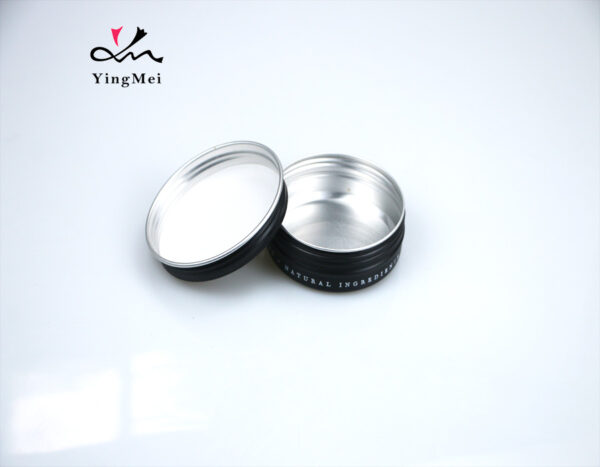 La taille de ce pot en aluminium est de 68*25 mm. Il est fabriqué en aluminium de première qualité, léger mais durable, facile à transporter en voyage. Le couvercle à vis hermétiquement fermé et l'insert intérieur en mousse éliminent tout risque de fuite ou de fonte et protègent vos produits de l'exposition à la lumière et aux températures élevées. Tous les bords sont arrondis et parfaitement formés. Idéal pour les baumes à lèvres, les déodorants en crème, les comprimés de dentifrice, les pilules, les pièces de monnaie, les herbes et bien d'autres choses encore. Les clients peuvent personnaliser tous les détails en fonction de leurs propres besoins.